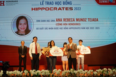 Những học sinh xuất sắc nhận học bổng lời thề ngành Y Hippocrates - Ảnh 2. Những học sinh xuất sắc nhận học bổng lời thề ngành Y Hippocrates - Ảnh 2.