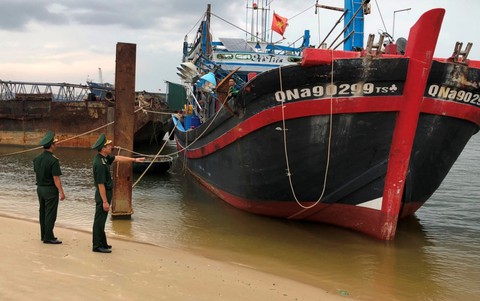 Tàu cá đâm nhau như hải chiến: Mâu thuẫn nhỏ, hậu quả lớn - Ảnh 1. Tàu cá đâm nhau như hải chiến: Mâu thuẫn nhỏ, hậu quả lớn - Ảnh 1.