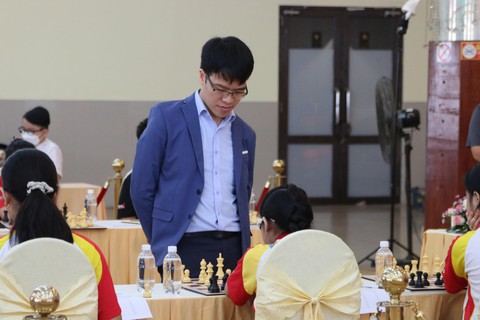 Siêu đại kiện tướng Lê Quang Liêm đấu cùng lúc 20 kỳ thủ trẻ - Ảnh 2. Siêu đại kiện tướng Lê Quang Liêm đấu cùng lúc 20 kỳ thủ trẻ - Ảnh 2.