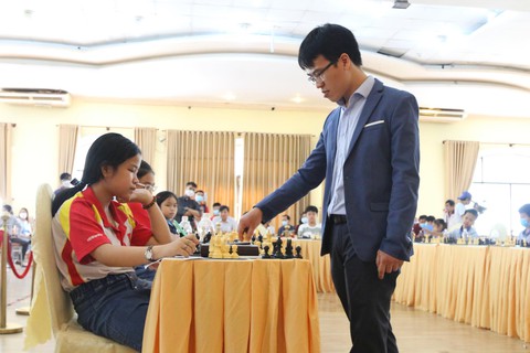 Siêu đại kiện tướng Lê Quang Liêm đấu cùng lúc 20 kỳ thủ trẻ - Ảnh 3. Siêu đại kiện tướng Lê Quang Liêm đấu cùng lúc 20 kỳ thủ trẻ - Ảnh 3.