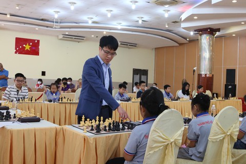 Siêu đại kiện tướng Lê Quang Liêm đấu cùng lúc 20 kỳ thủ trẻ - Ảnh 4. Siêu đại kiện tướng Lê Quang Liêm đấu cùng lúc 20 kỳ thủ trẻ - Ảnh 4.