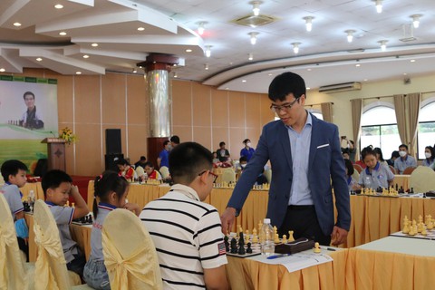 Siêu đại kiện tướng Lê Quang Liêm đấu cùng lúc 20 kỳ thủ trẻ - Ảnh 5. Siêu đại kiện tướng Lê Quang Liêm đấu cùng lúc 20 kỳ thủ trẻ - Ảnh 5.