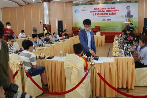 Siêu đại kiện tướng Lê Quang Liêm đấu cùng lúc 20 kỳ thủ trẻ - Ảnh 6. Siêu đại kiện tướng Lê Quang Liêm đấu cùng lúc 20 kỳ thủ trẻ - Ảnh 6.