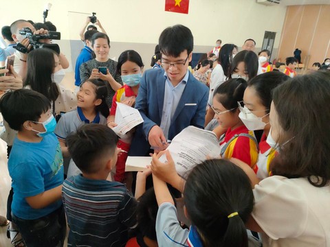 Siêu đại kiện tướng Lê Quang Liêm đấu cùng lúc 20 kỳ thủ trẻ - Ảnh 1. Siêu đại kiện tướng Lê Quang Liêm đấu cùng lúc 20 kỳ thủ trẻ - Ảnh 1.