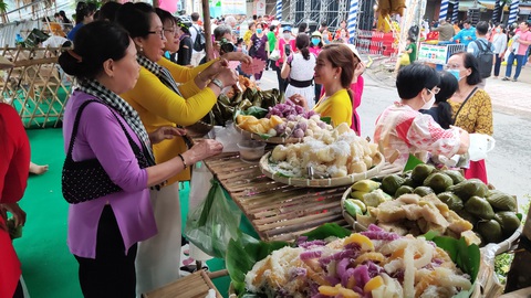 Ghé bến Bình Đông thưởng thức bánh trái đặc sản ở chợ Trên bến dưới thuyền - Ảnh 3. Ghé bến Bình Đông thưởng thức bánh trái đặc sản ở chợ Trên bến dưới thuyền - Ảnh 3.