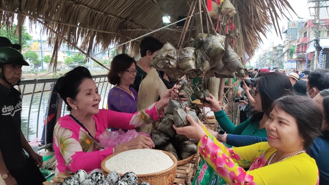 Ghé bến Bình Đông thưởng thức bánh trái đặc sản ở chợ Trên bến dưới thuyền - Ảnh 1. Ghé bến Bình Đông thưởng thức bánh trái đặc sản ở chợ Trên bến dưới thuyền - Ảnh 1.