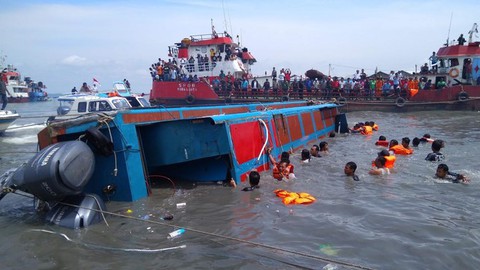 Indonesia: lật tàu chở 43 người, 26 người mất tích - Ảnh 1. Indonesia: lật tàu chở 43 người, 26 người mất tích - Ảnh 1.