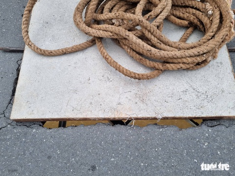 Mặt cầu Long Biên thủng một lỗ lớn, đơn vị quản lý nói gì? - Ảnh 2. Mặt cầu Long Biên thủng một lỗ lớn, đơn vị quản lý nói gì? - Ảnh 2.