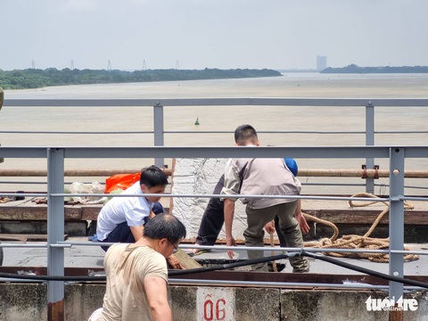 Mặt cầu Long Biên thủng một lỗ lớn, đơn vị quản lý nói gì? - Ảnh 3. Mặt cầu Long Biên thủng một lỗ lớn, đơn vị quản lý nói gì? - Ảnh 3.