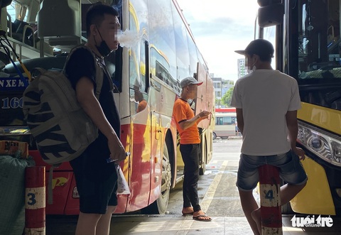 Vì sao rất nhiều người hút thuốc lá ở bến xe nhưng chỉ phạt vài người? - Ảnh 2. Vì sao rất nhiều người hút thuốc lá ở bến xe nhưng chỉ phạt vài người? - Ảnh 2.