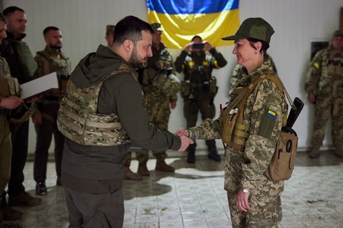 Tổng thống Ukraine đến thăm Kharkov, cách chức lãnh đạo an ninh - Ảnh 2. Tổng thống Ukraine đến thăm Kharkov, cách chức lãnh đạo an ninh - Ảnh 2.