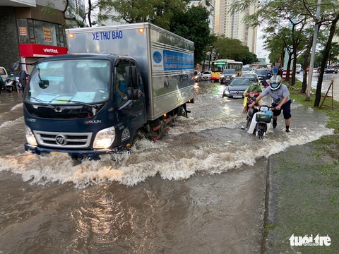 Đường phố Hà Nội ngập sâu sau cơn mưa lớn - Ảnh 8. Đường phố Hà Nội ngập sâu sau cơn mưa lớn - Ảnh 8.