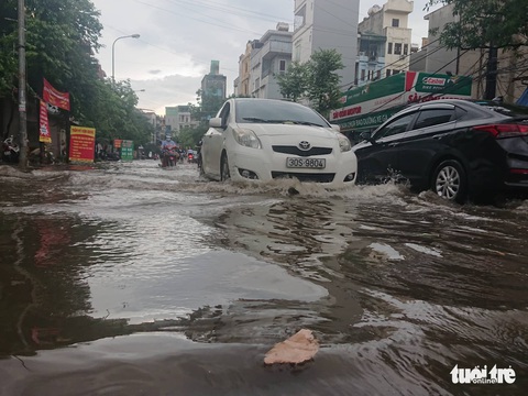 Đường phố Hà Nội ngập sâu sau cơn mưa lớn - Ảnh 7. Đường phố Hà Nội ngập sâu sau cơn mưa lớn - Ảnh 7.