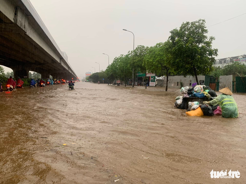 Đường phố Hà Nội ngập sâu sau cơn mưa lớn - Ảnh 5. Đường phố Hà Nội ngập sâu sau cơn mưa lớn - Ảnh 5.