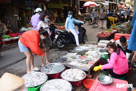 Bão giá ngấm vào từng bữa cơm - Ảnh 1. Bão giá ngấm vào từng bữa cơm - Ảnh 1.