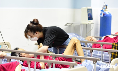 Khoảng trống về chăm sóc sức khỏe người cao tuổi - Ảnh 1. Khoảng trống về chăm sóc sức khỏe người cao tuổi - Ảnh 1.