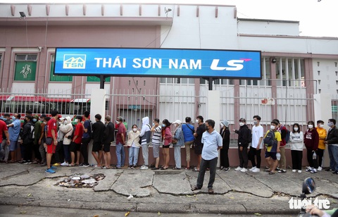 Người Sài Gòn đội nắng hơn 3 tiếng để mua vé trận Việt Nam - Afghanistan - Ảnh 1. Người Sài Gòn đội nắng hơn 3 tiếng để mua vé trận Việt Nam - Afghanistan - Ảnh 1.