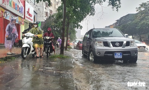 Đường phố Hà Nội ngập sâu sau cơn mưa lớn - Ảnh 2. Đường phố Hà Nội ngập sâu sau cơn mưa lớn - Ảnh 2.