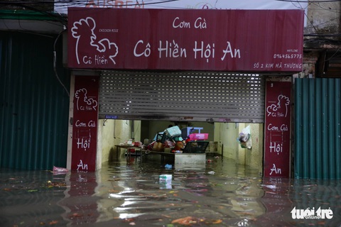 Đường phố Hà Nội hỗn loạn, ùn tắc dài sau cơn mưa 160mm hiếm gặp - Ảnh 4. Đường phố Hà Nội hỗn loạn, ùn tắc dài sau cơn mưa 160mm hiếm gặp - Ảnh 4.