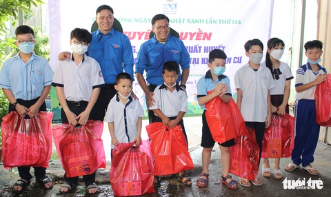 Chủ nhật xanh nhắc nhau giữ vệ sinh, sống sạch sẽ - Ảnh 4. Chủ nhật xanh nhắc nhau giữ vệ sinh, sống sạch sẽ - Ảnh 4.