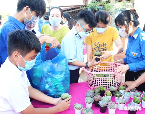 Chủ nhật xanh nhắc nhau giữ vệ sinh, sống sạch sẽ - Ảnh 3. Chủ nhật xanh nhắc nhau giữ vệ sinh, sống sạch sẽ - Ảnh 3.