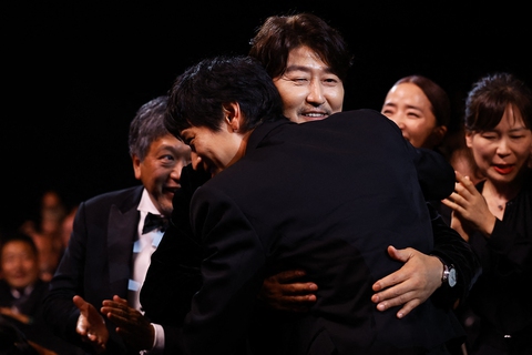 Cannes 2022: Triangle of Sadness giành giải Cành cọ vàng; điện ảnh Hàn Quốc thắng lớn - Ảnh 9. Cannes 2022: Triangle of Sadness giành giải Cành cọ vàng; điện ảnh Hàn Quốc thắng lớn - Ảnh 9.