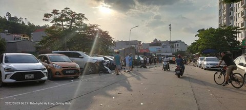 10 xe hơi đậu bên đường bị xe bán tải đâm vào hư hỏng nặng - Ảnh 1. 10 xe hơi đậu bên đường bị xe bán tải đâm vào hư hỏng nặng - Ảnh 1.