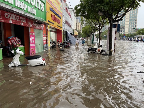 Đường phố Hà Nội ngập sâu sau cơn mưa lớn - Ảnh 1. Đường phố Hà Nội ngập sâu sau cơn mưa lớn - Ảnh 1.