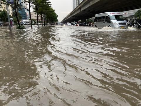 Đường phố Hà Nội ngập sâu sau cơn mưa lớn - Ảnh 9. Đường phố Hà Nội ngập sâu sau cơn mưa lớn - Ảnh 9.