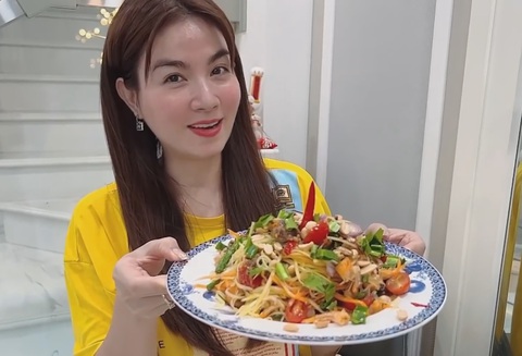 Hết lễ vẫn thèm đi, Kha Ly bày làm món gỏi đu đủ ba khía Thái Lan ăn đỡ - Ảnh 1. Hết lễ vẫn thèm đi, Kha Ly bày làm món gỏi đu đủ ba khía Thái Lan ăn đỡ - Ảnh 1.