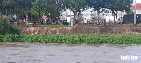 Tìm thấy thi thể học sinh lớp 7 ở Phan Thiết bị nước cuốn trôi - Ảnh 1. Tìm thấy thi thể học sinh lớp 7 ở Phan Thiết bị nước cuốn trôi - Ảnh 1.