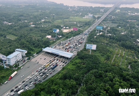 Trạm thu phí vẫn đợi tắc mới xả, dân khổ đủ đường vì kẹt xe ngày lễ - Ảnh 1. Trạm thu phí vẫn đợi tắc mới xả, dân khổ đủ đường vì kẹt xe ngày lễ - Ảnh 1.