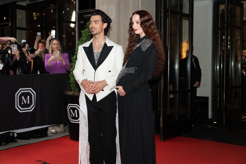 Sao chưng diện vương giả, tôn vinh lịch sử thời trang Mỹ trong Met Gala 2022 - Ảnh 13. Sao chưng diện vương giả, tôn vinh lịch sử thời trang Mỹ trong Met Gala 2022 - Ảnh 13.