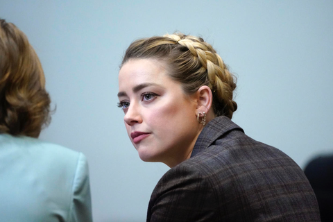 Bài viết bạo hành gia đình của Amber Heard có phá hủy sự nghiệp của Johnny Depp? - Ảnh 4. Bài viết bạo hành gia đình của Amber Heard có phá hủy sự nghiệp của Johnny Depp? - Ảnh 4.