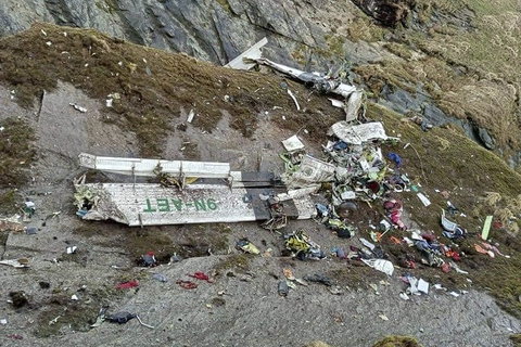 Nepal đưa 14 thi thể trong vụ rơi máy bay khỏi hiện trường - Ảnh 1. Nepal đưa 14 thi thể trong vụ rơi máy bay khỏi hiện trường - Ảnh 1.