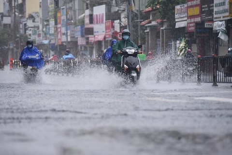 Miền Nam mưa to nhiều ngày tới, miền Bắc mưa to tới cuối tháng - Ảnh 1. Miền Nam mưa to nhiều ngày tới, miền Bắc mưa to tới cuối tháng - Ảnh 1.