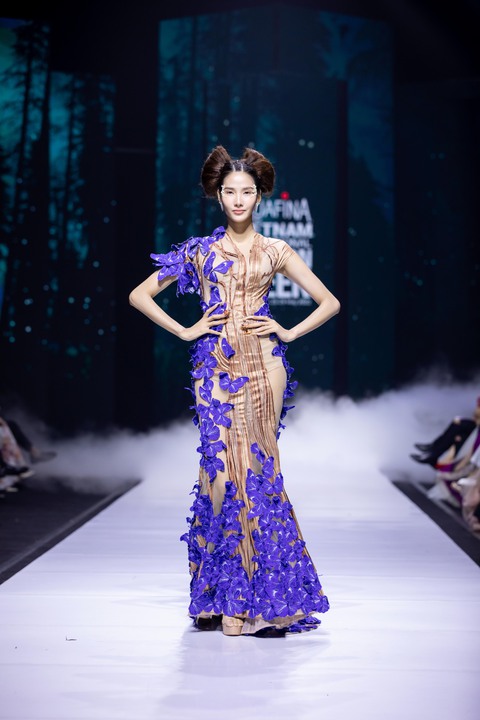 Hoa hậu Thùy Tiên trình diễn trong đêm bế mạc tuần lễ thời trang - Ảnh 1. Hoa hậu Thùy Tiên trình diễn trong đêm bế mạc tuần lễ thời trang - Ảnh 1.