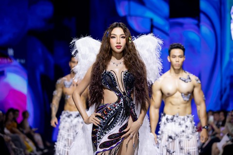 Hoa hậu Thùy Tiên trình diễn trong đêm bế mạc tuần lễ thời trang - Ảnh 3. Hoa hậu Thùy Tiên trình diễn trong đêm bế mạc tuần lễ thời trang - Ảnh 3.
