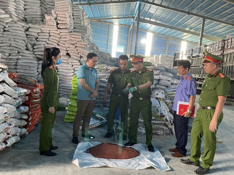 Khởi tố, bắt tạm giam giám đốc công ty làm phân bón kém chất lượng - Ảnh 2. Khởi tố, bắt tạm giam giám đốc công ty làm phân bón kém chất lượng - Ảnh 2.