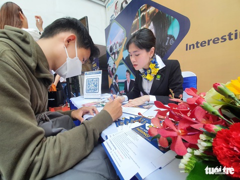 Hàng không ráo riết tuyển nhân sự chờ ngày hồi phục - Ảnh 1. Hàng không ráo riết tuyển nhân sự chờ ngày hồi phục - Ảnh 1.