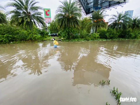 Mưa to vượt quá công suất thoát nước, giữa đêm giao thông Hà Nội vẫn hỗn loạn - Ảnh 7. Mưa to vượt quá công suất thoát nước, giữa đêm giao thông Hà Nội vẫn hỗn loạn - Ảnh 7.
