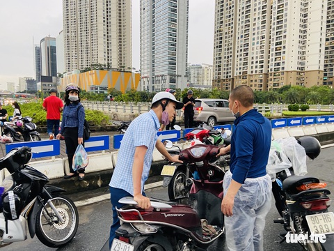 Mưa to vượt quá công suất thoát nước, giữa đêm giao thông Hà Nội vẫn hỗn loạn - Ảnh 6. Mưa to vượt quá công suất thoát nước, giữa đêm giao thông Hà Nội vẫn hỗn loạn - Ảnh 6.