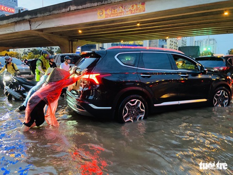 Mưa to vượt quá công suất thoát nước, giữa đêm giao thông Hà Nội vẫn hỗn loạn - Ảnh 5. Mưa to vượt quá công suất thoát nước, giữa đêm giao thông Hà Nội vẫn hỗn loạn - Ảnh 5.