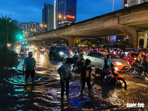 Mưa to vượt quá công suất thoát nước, giữa đêm giao thông Hà Nội vẫn hỗn loạn - Ảnh 2. Mưa to vượt quá công suất thoát nước, giữa đêm giao thông Hà Nội vẫn hỗn loạn - Ảnh 2.