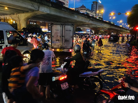 Mưa to vượt quá công suất thoát nước, giữa đêm giao thông Hà Nội vẫn hỗn loạn - Ảnh 8. Mưa to vượt quá công suất thoát nước, giữa đêm giao thông Hà Nội vẫn hỗn loạn - Ảnh 8.