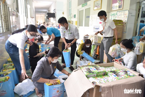 170 phần quà cho bệnh nhi Bệnh viện Nhi đồng 2 - Ảnh 2. 170 phần quà cho bệnh nhi Bệnh viện Nhi đồng 2 - Ảnh 2.