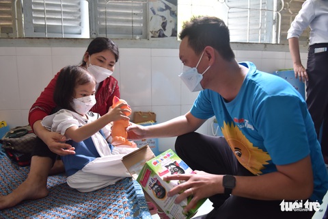 170 phần quà cho bệnh nhi Bệnh viện Nhi đồng 2 - Ảnh 6. 170 phần quà cho bệnh nhi Bệnh viện Nhi đồng 2 - Ảnh 6.