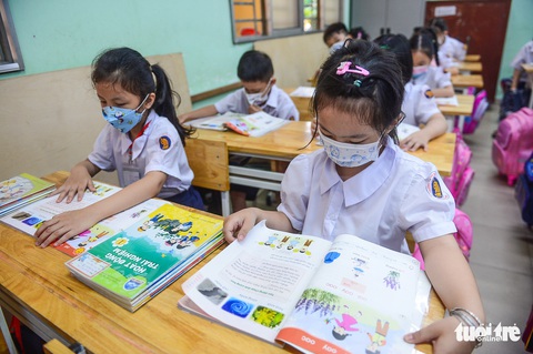 Vụ sách giáo khoa khổ to, giấy đẹp: Phải làm rõ vụ đẹp mà mắc và có sách không dùng đến - Ảnh 1. Vụ sách giáo khoa khổ to, giấy đẹp: Phải làm rõ vụ đẹp mà mắc và có sách không dùng đến - Ảnh 1.