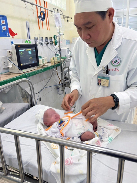 Cứu sống bé gái sinh non bị thủng dạ dày và nhiều bệnh lý phức tạp - Ảnh 2. Cứu sống bé gái sinh non bị thủng dạ dày và nhiều bệnh lý phức tạp - Ảnh 2.