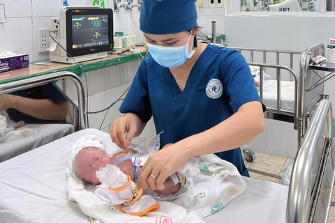 Cứu sống bé gái sinh non bị thủng dạ dày và nhiều bệnh lý phức tạp - Ảnh 1. Cứu sống bé gái sinh non bị thủng dạ dày và nhiều bệnh lý phức tạp - Ảnh 1.
